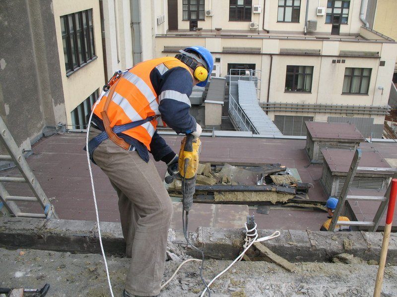 MANUAL DEMOLITION OF ROOFS